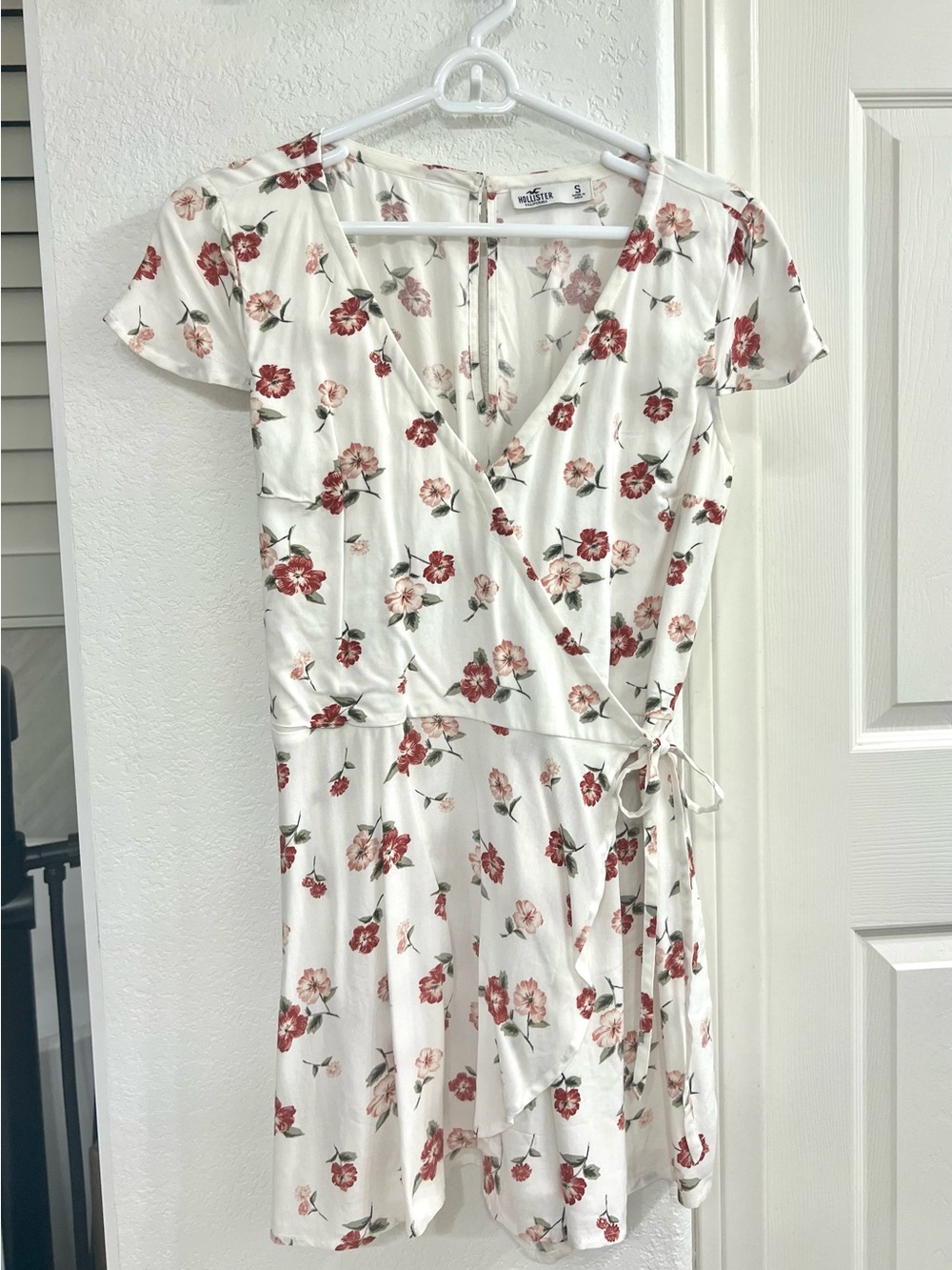Hollister Floral Wrap Romper Dress in Ivory with Red/Pink Rose Print - Small
